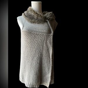 ZARA Wool Blend Beige Knit Sweater Vest with Faux Fur Collar Size Women’s Large‎